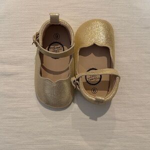 Size 6 Little Love Bug Gold Sparkly Mary Jane. NWOT.